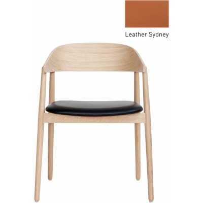 Andersen Furniture - AC2 Stuhl mit Armlehne Ledersitz Cognac / Eiche weiß matt