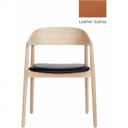 Andersen Furniture - AC2 Stuhl mit Armlehne Ledersitz Cognac / Eiche weiß matt