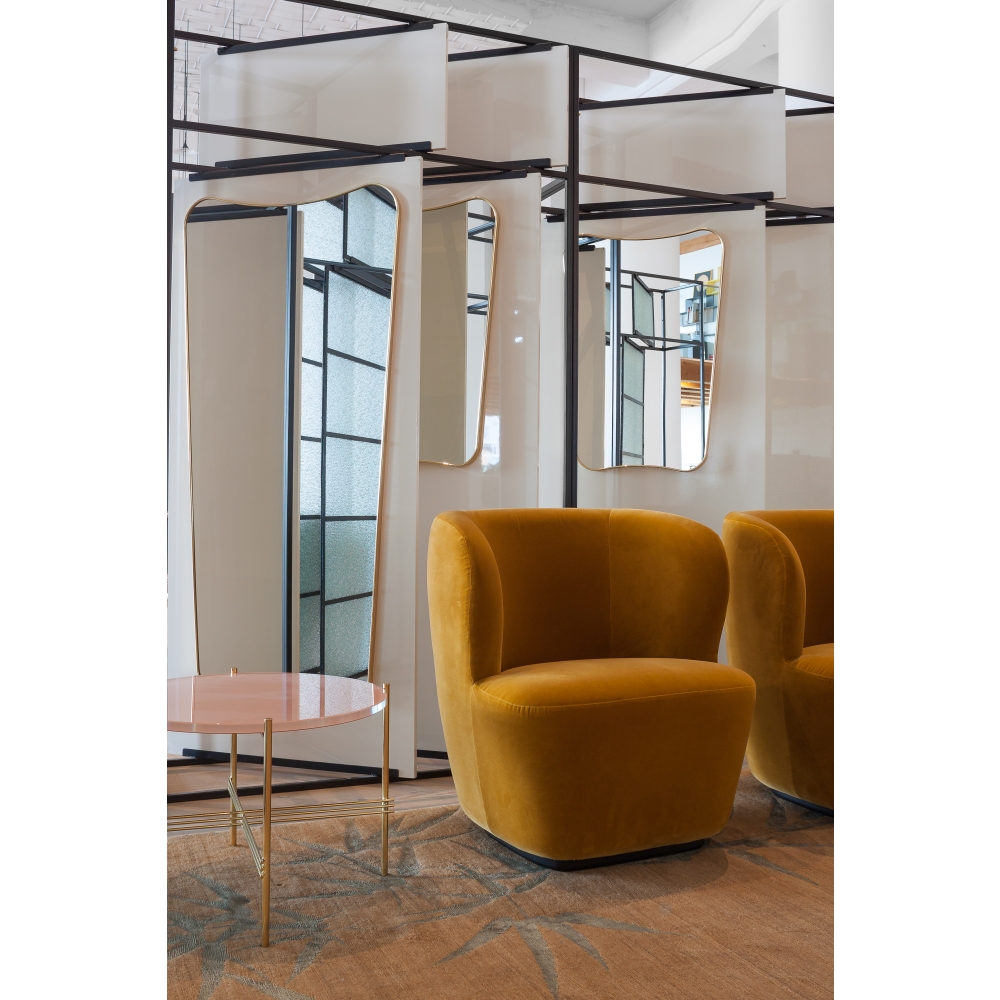 Gubi Stay Lounge Chair with Swivel Base nunido.